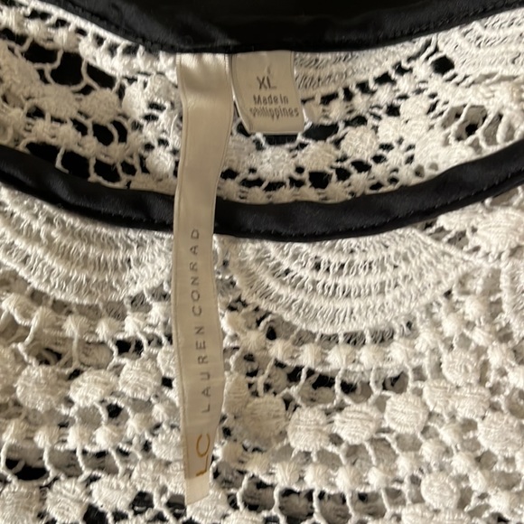 Blouse in XL. Beautiful for any occasion. Worn one time. - Picture 3 of 6